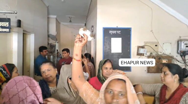 कट-आउट निकालकर विद्युत अधीक्षण अभियंता कार्यालय की बिजली की गुल