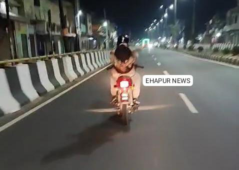 हाथ छोड़कर स्टंटबाजी करते बाइक सवार की वीडियो वायरल