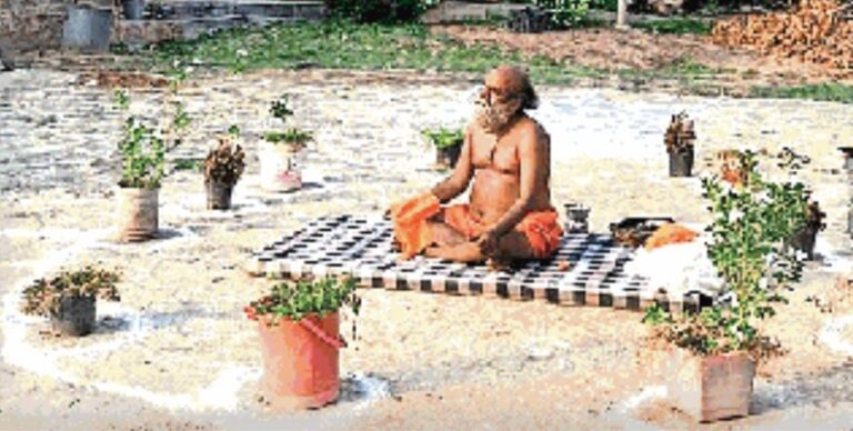 भीषण गर्मी में 41 दिन की सूर्य तपस्या पर बैठे संत