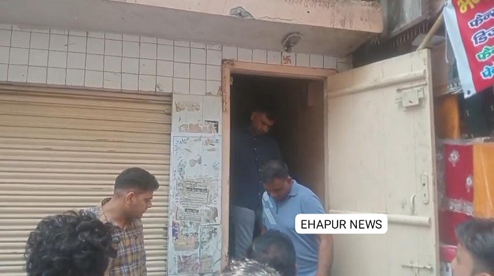 पिलखुवा के जाने-माने गुटके के थोक विक्रेता के यहां छापा