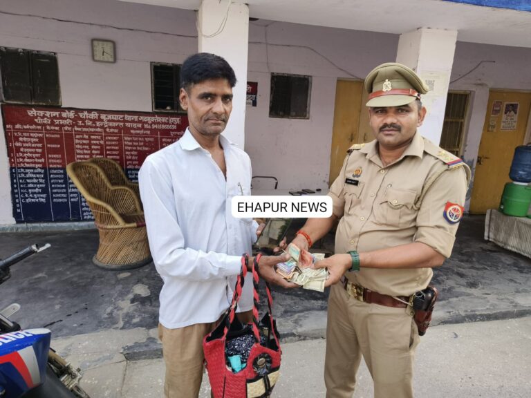 गंगा स्नान करने आई महिला का खोया नोटों से भरा पर्स बेटे को लौटाया