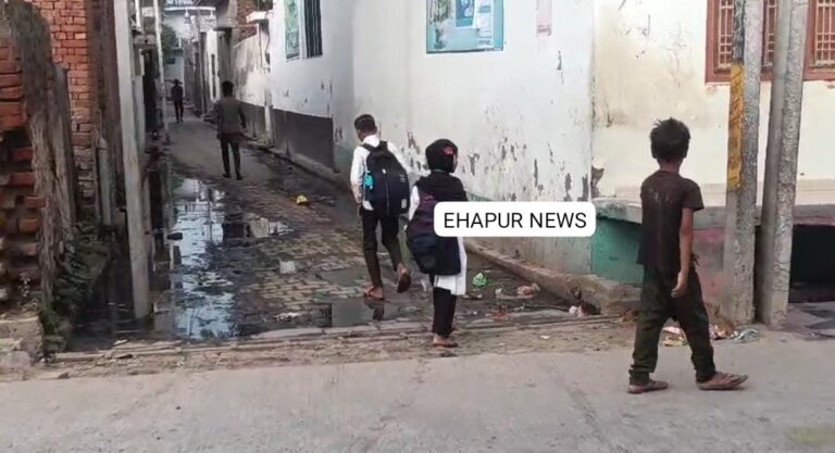 सड़क पर लगा गंदगी का ढेर, जलभराव के कारण फिसल रहे बच्चे