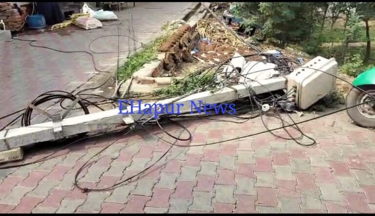 विद्युत पोल सड़क पर गिरने से सप्लाई ठप्प