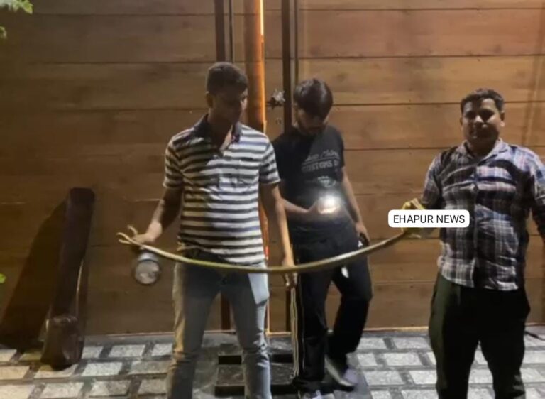 हापुड़: अपना घर कॉलोनी में निकले 5 फीट लंबे सांप को पकड़ा