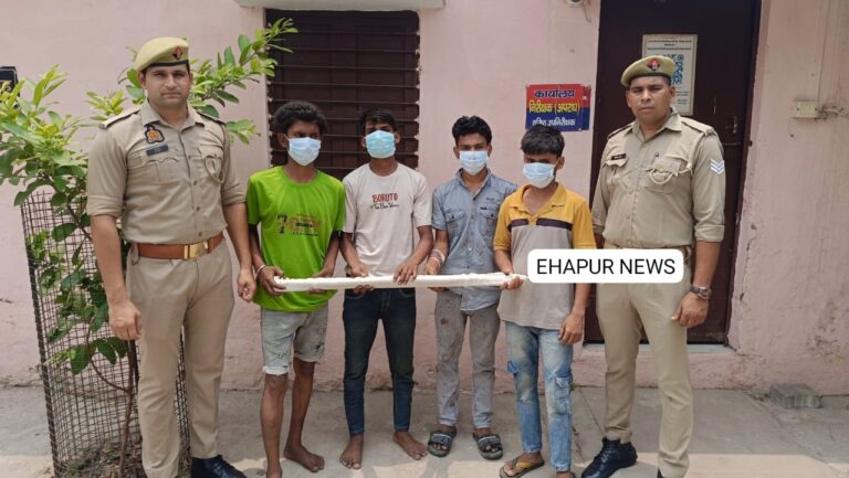 सरिये व रोड के साथ चार दबोचे
