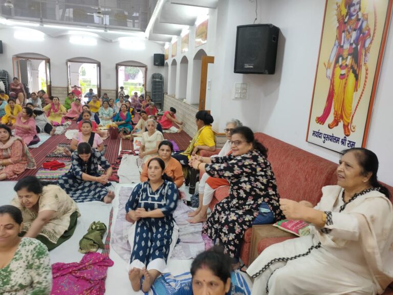 योग, भजन और ध्यान का समागम में शामिल हुए लोग