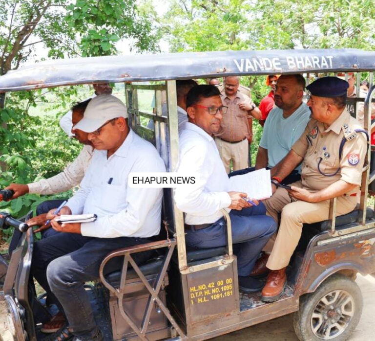 डीएम व एसपी ने ई-रिक्शा में बैठकर किया निरीक्षण