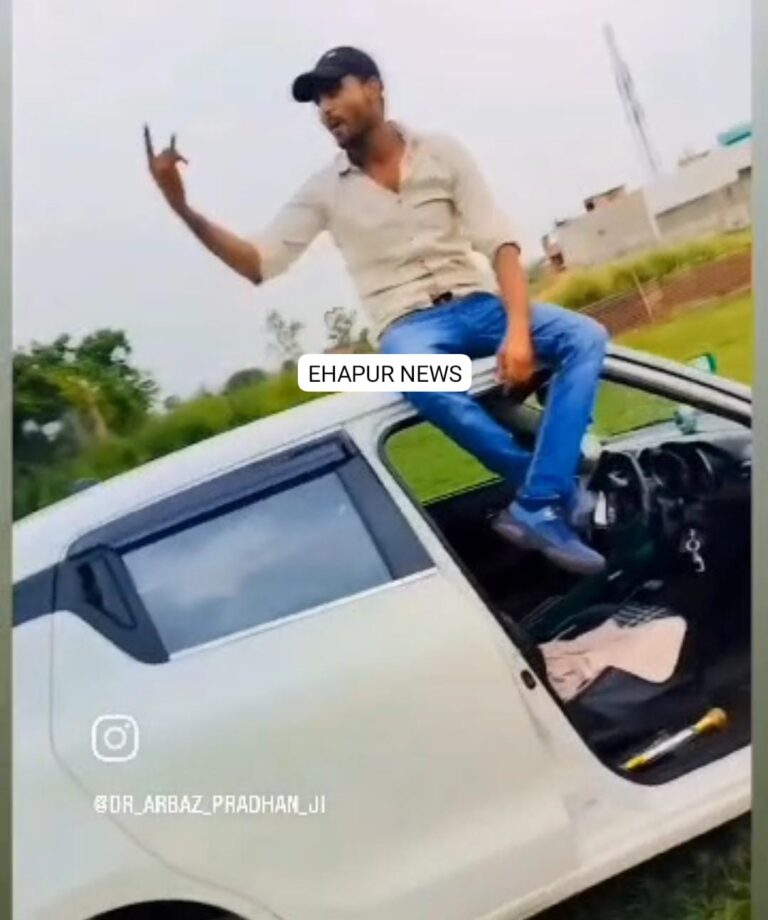 चलती गाड़ी पर युवक ने किया स्टंट