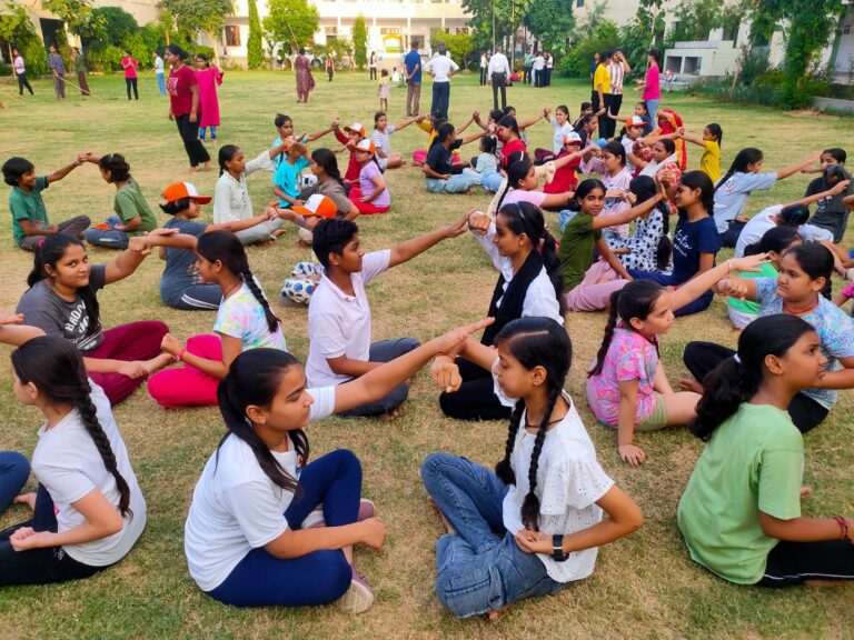 आत्मरक्षार्थ बालिकाएं ले रही है शूटिंग, लाठी चलाना और जूडो कराटे का प्रशिक्षण