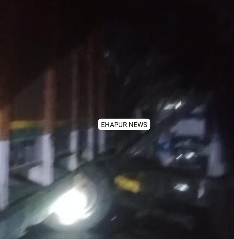 गढ़: दो ट्रकों की भिड़ंत के दौरान फंसे चालक को ट्रक काटकर निकाला