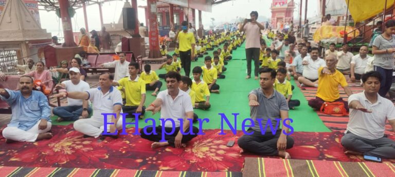 नेह नीड के योग में शामिल हुए नेता व छात्र