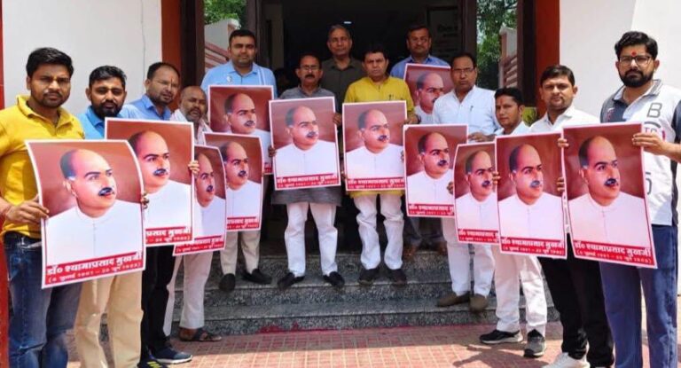 भाजपा बूथ मंडलाध्यक्षों को मिले डा. मुखर्जी के चित्र