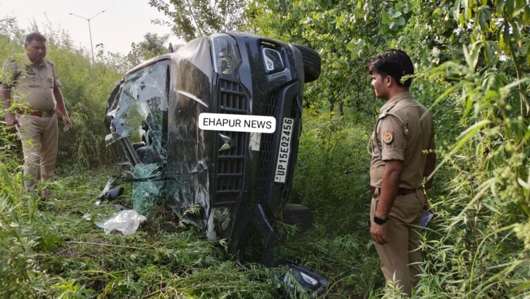 सड़क हादसे के दौरान एक गाड़ी का टायर फटा, दूसरी हाईवे से उतरकर पलटी