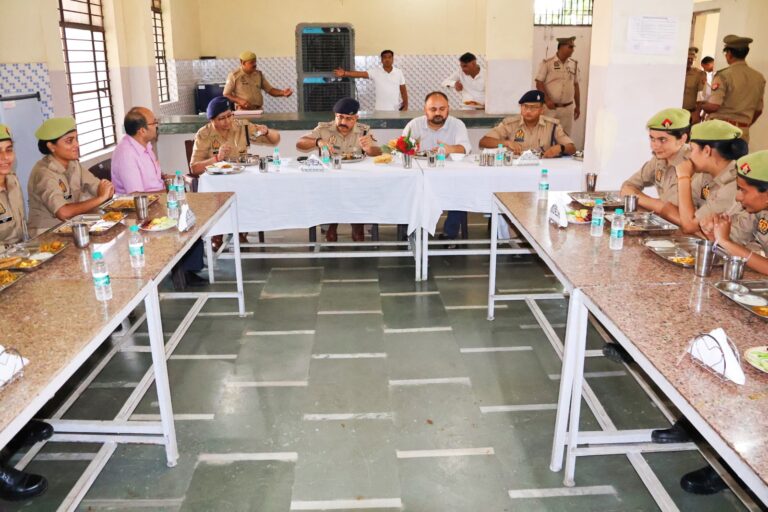 महिला पुलिस प्रशिक्षयो के लिए भोज का आयोजन