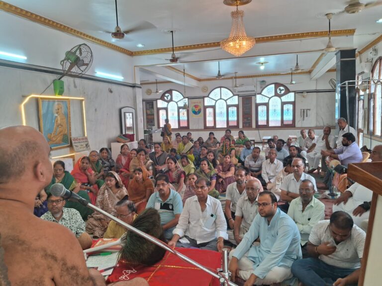 श्रावक को श्रावकाचार दर्पण देखकर उसके अनुसार कार्य करना चाहिए