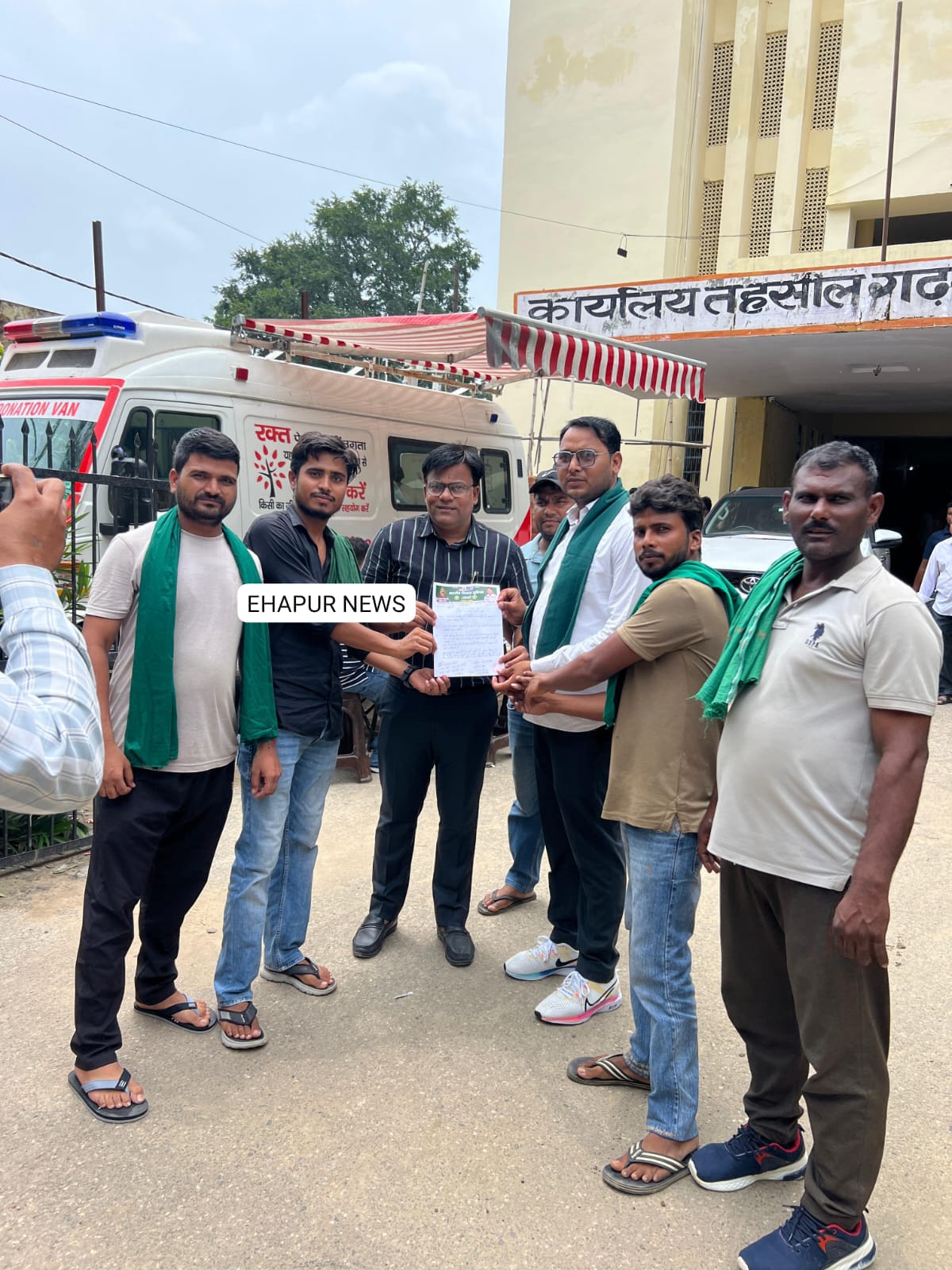 गढ़: आवारा पशु व जलभराव की समस्याओं को लेकर सौंपा ज्ञापन