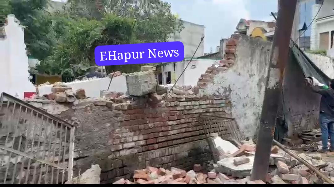 प्राइमरी स्कूल की बाउंड्रीवाल गिरने से राहगीर चोटिल