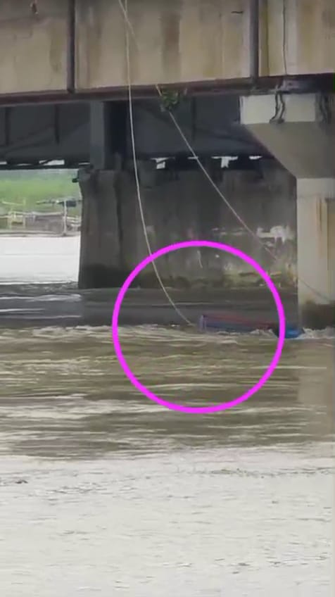 नाविकों ने रेस्क्यू कर गंगा नदी से 5 यात्रियों को बचाया