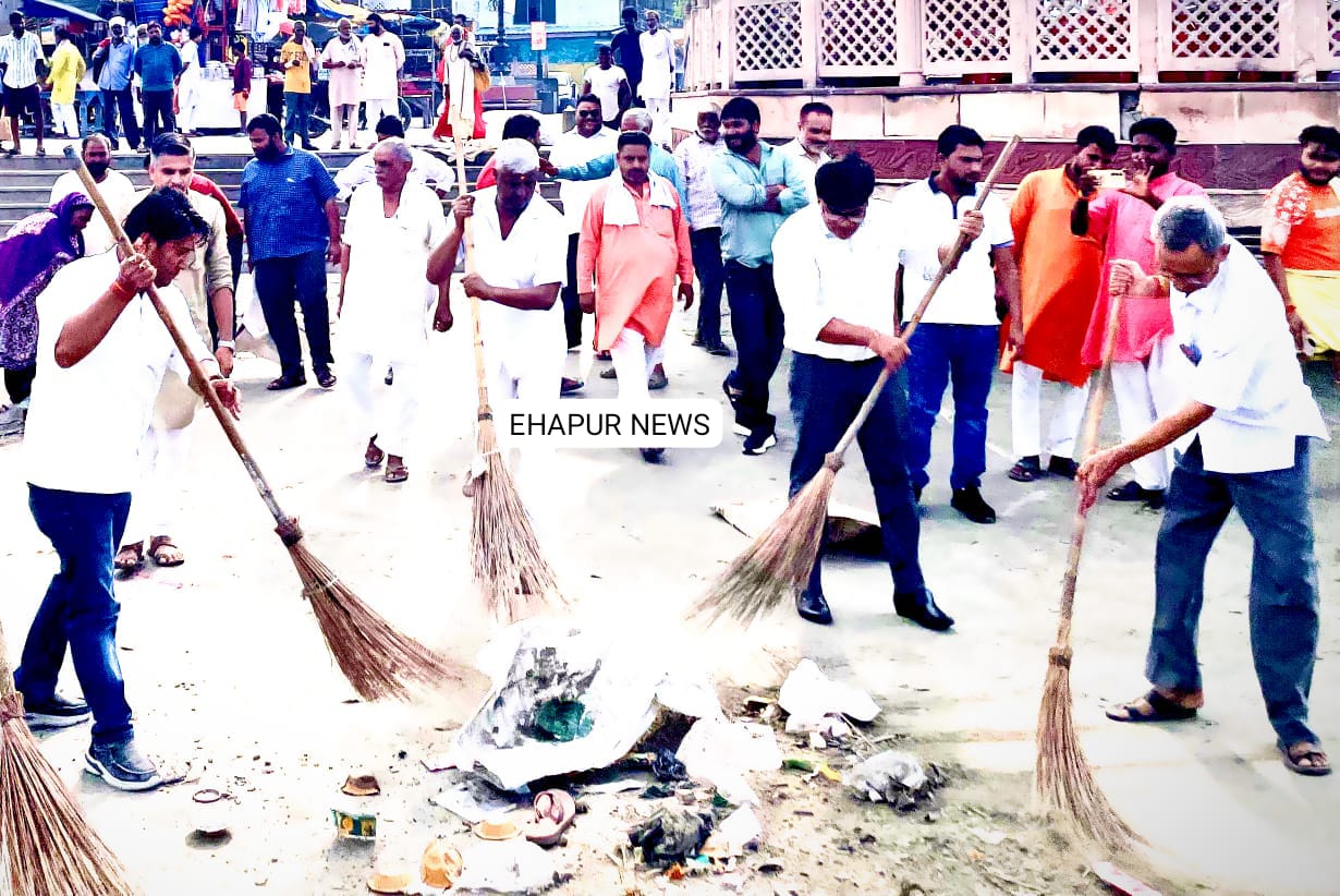 गढ़: एसडीएम ने झाड़ू लगाकर चलाया स्वच्छता अभियान