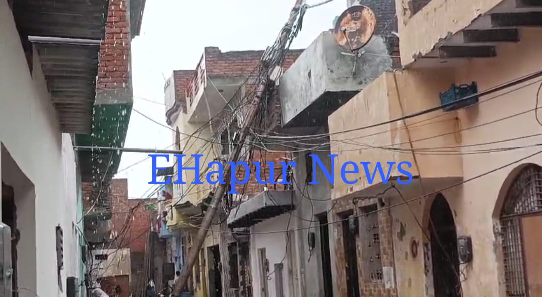 मकान पर गिरा बिजली का पोल आफत बना