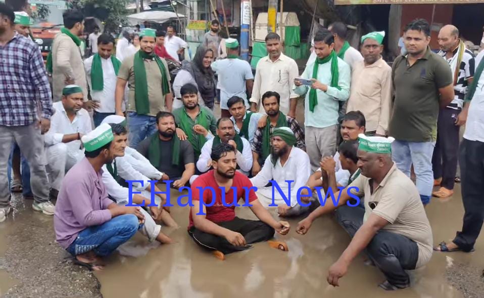 टूटी-फूटी सड़क के विरोध में किसान सड़क पर उतरे