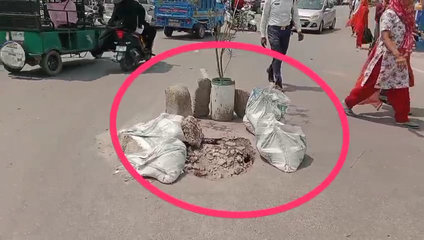 मेरठ तिराहे पर टूटी सड़क से हादसे को न्यौता