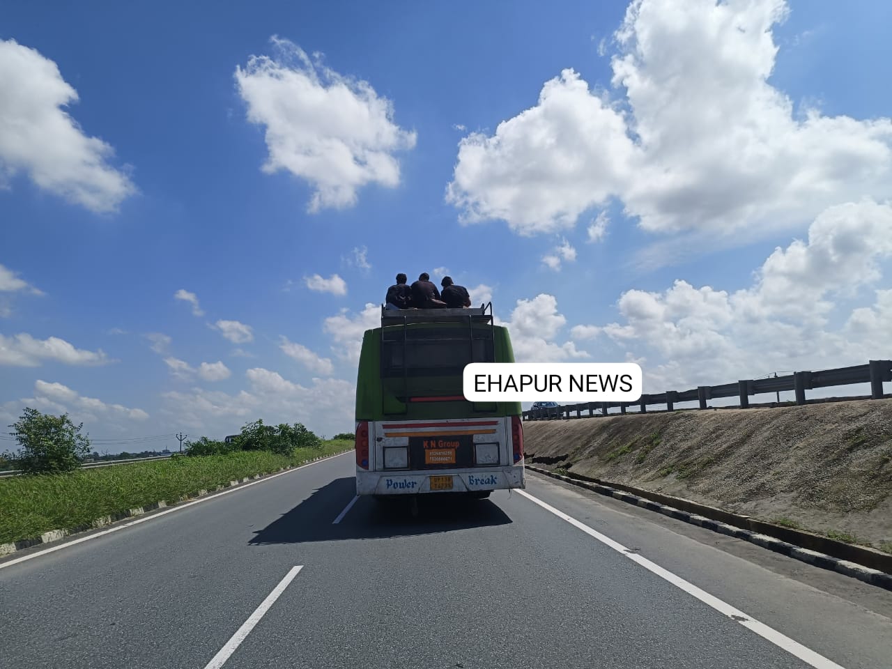 बस की छत पर सवार होकर यात्रा करना पड़ा भारी, हुआ 23,500 का चालान