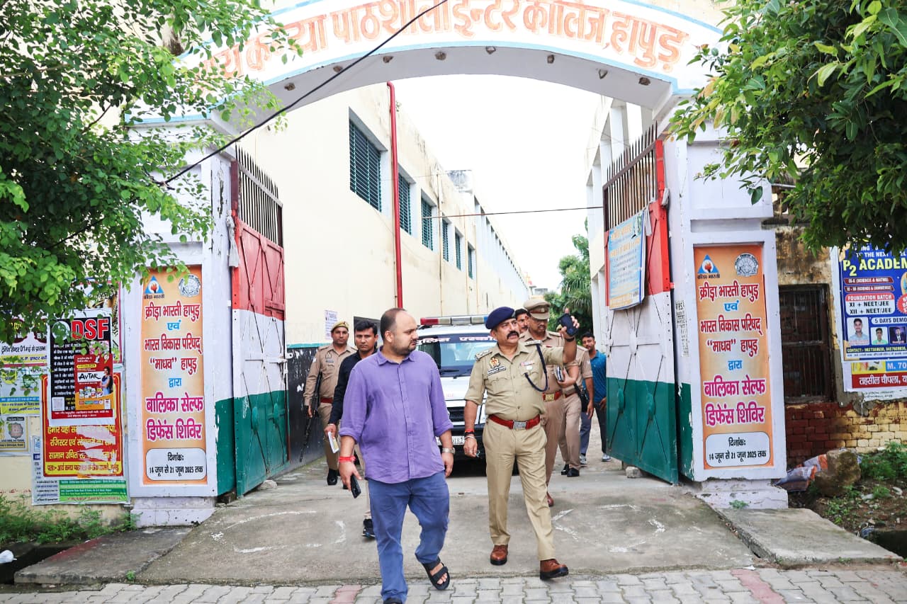 डीएम व कप्तान ने पीईटी परीक्षा केन्द्रों का निरीक्षण किया