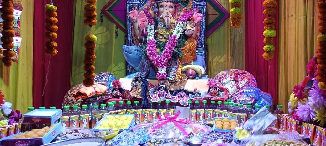गणपति बप्पा को भक्तों ने लगाया छप्पन भोग