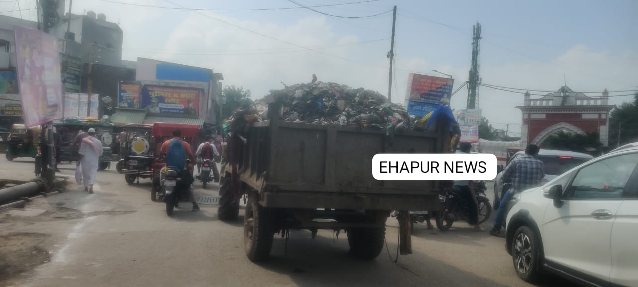 हापुड़: कूड़ा उठाने वाले वाहन फैला रहे कूड़ा