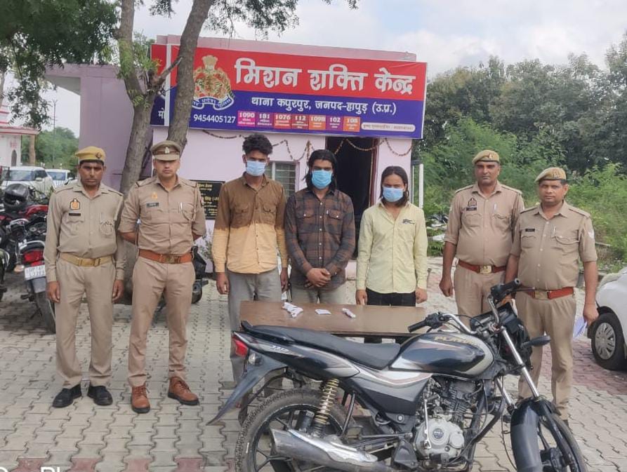 चोरी की बाइक पर सवार तीन दबोचे