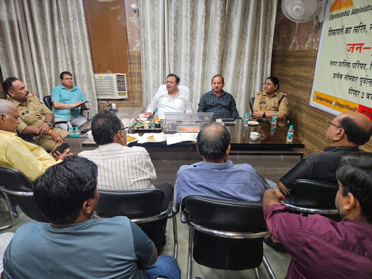 पिलखुवा नगर में यातायात समस्या के निवारण हेतु प्रशासनिक बैठक सम्पन्न