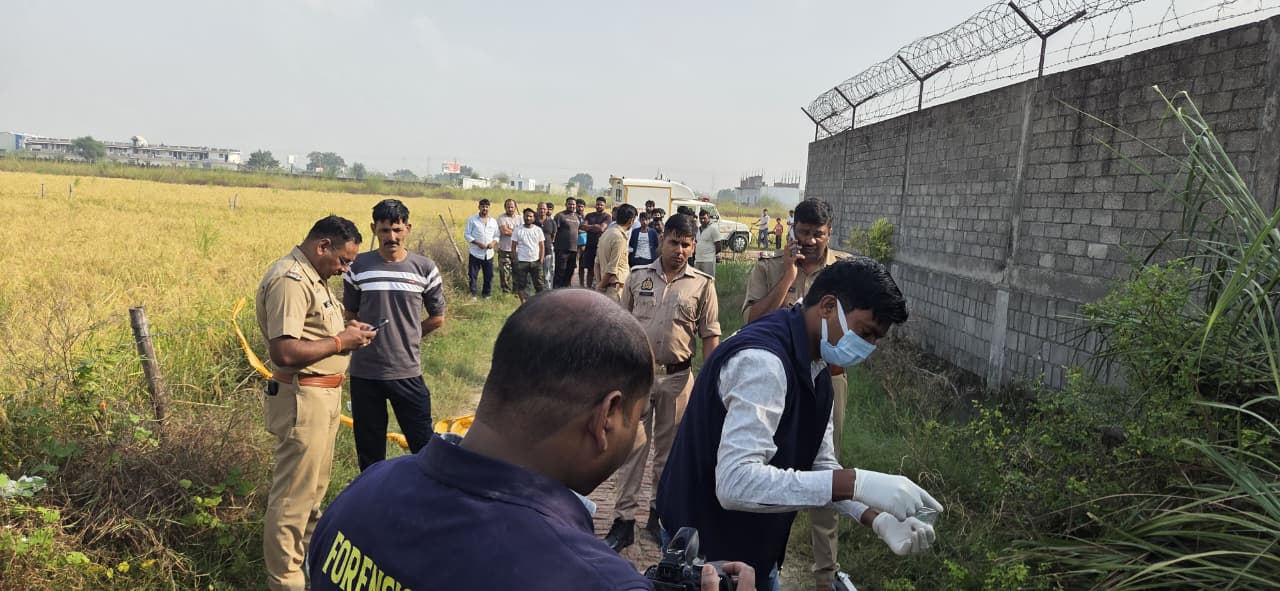 पिलखुवा में सड़क किनारे शव मिलने से मची सनसनी