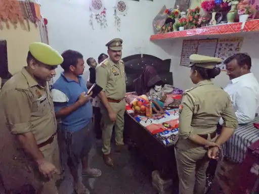 आवारा कुत्तों के हमले में घायल हुई बच्ची का थाना प्रभारी ने जाना हाल