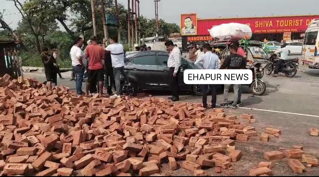 पिलखुवा: सड़क हादसे में दिल्ली एटीएस कांस्टेबल की कार क्षतिग्रस्त