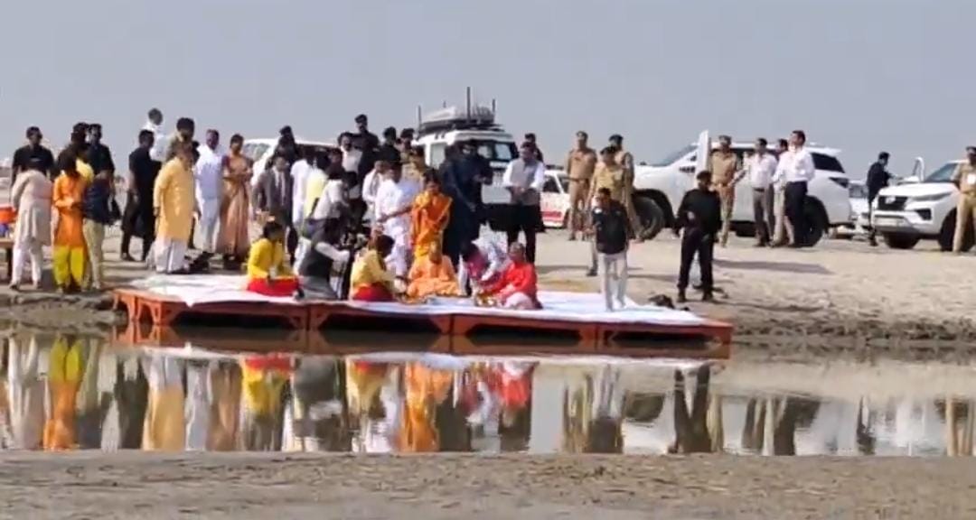 हेलीकॉप्टर से कार्तिक मेले पहुंचे सीएम योगी ने किया गंगा पूजन
