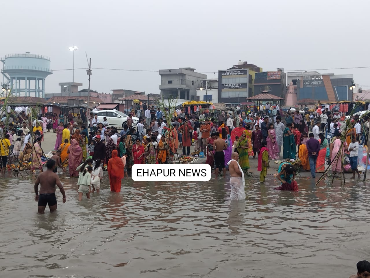 छठ पर्व के मद्देनजर श्रद्धालुओं की भीड़ गंगा तट पर उमड़ी