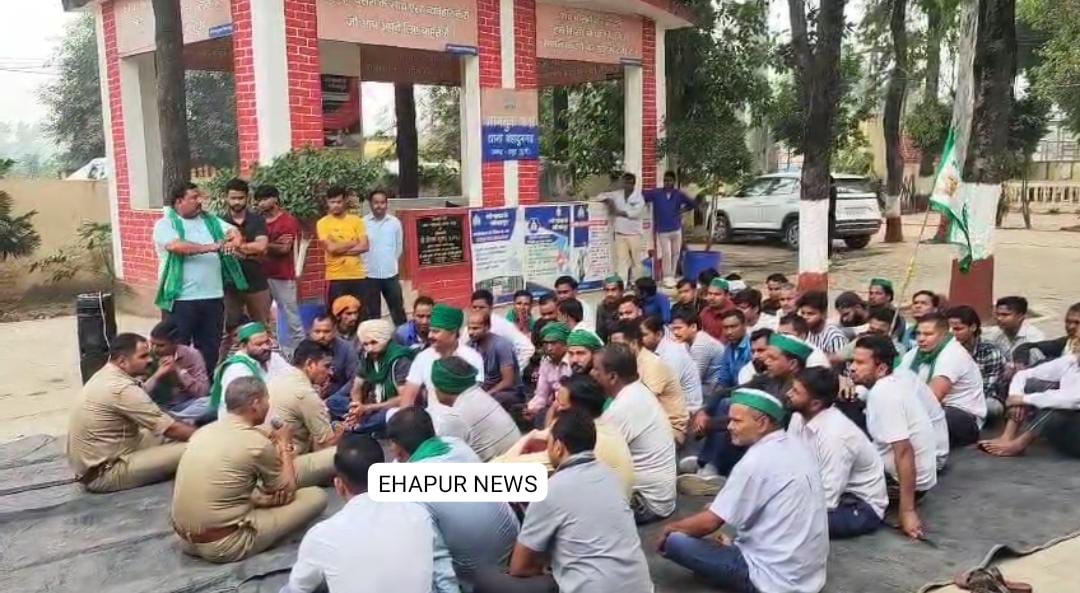 बहादुरगढ़ थाने पर धरने पर बैठे किसान