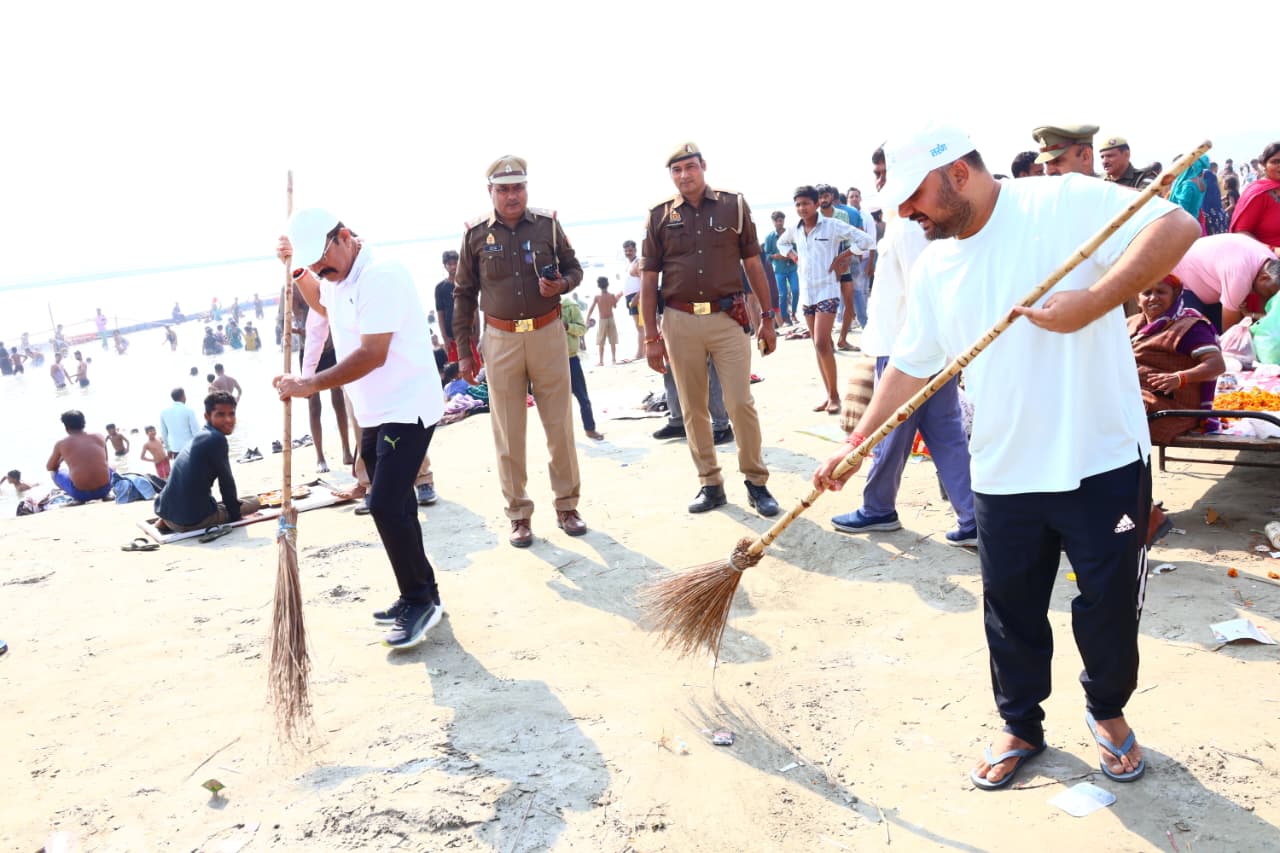 डीएम व कप्तान ने गढ़ गंगा मेला स्थल पर सफाई अभियान चलाया