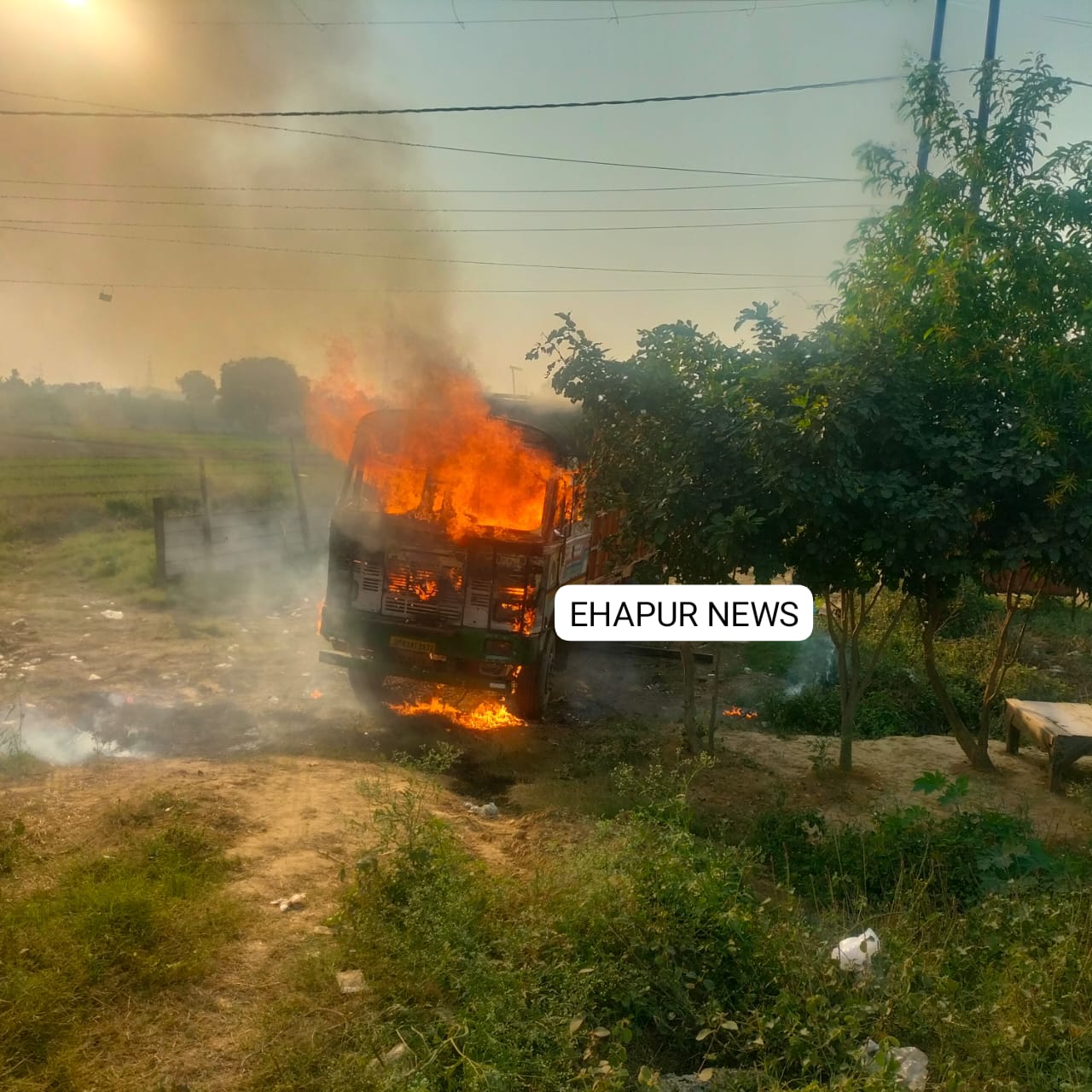 खड़े ट्रक में आग लगने से मचा हड़कंप