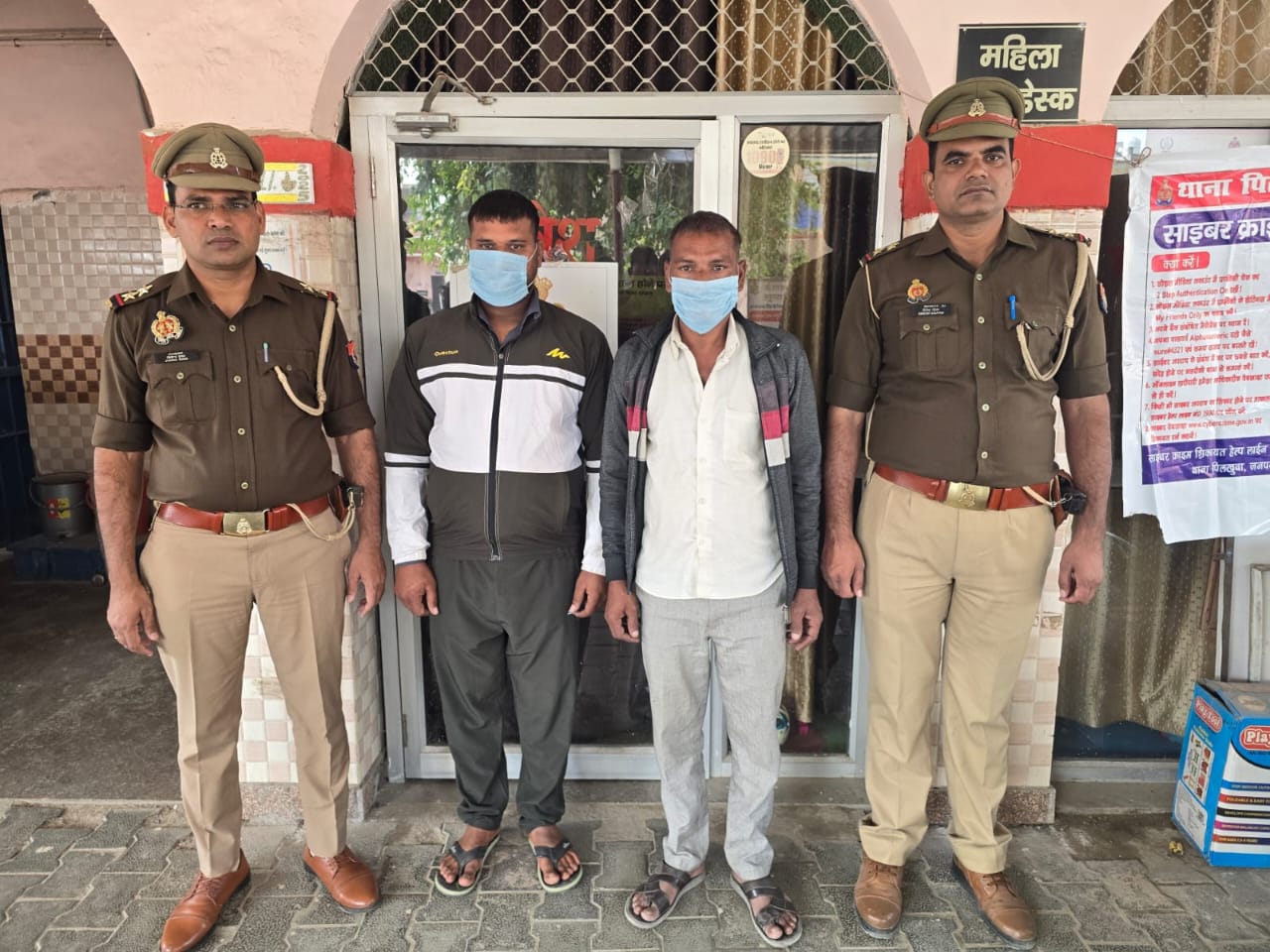 अदालत में हाजिर न होने पर वारंट,पुलिस ने पकड़ा