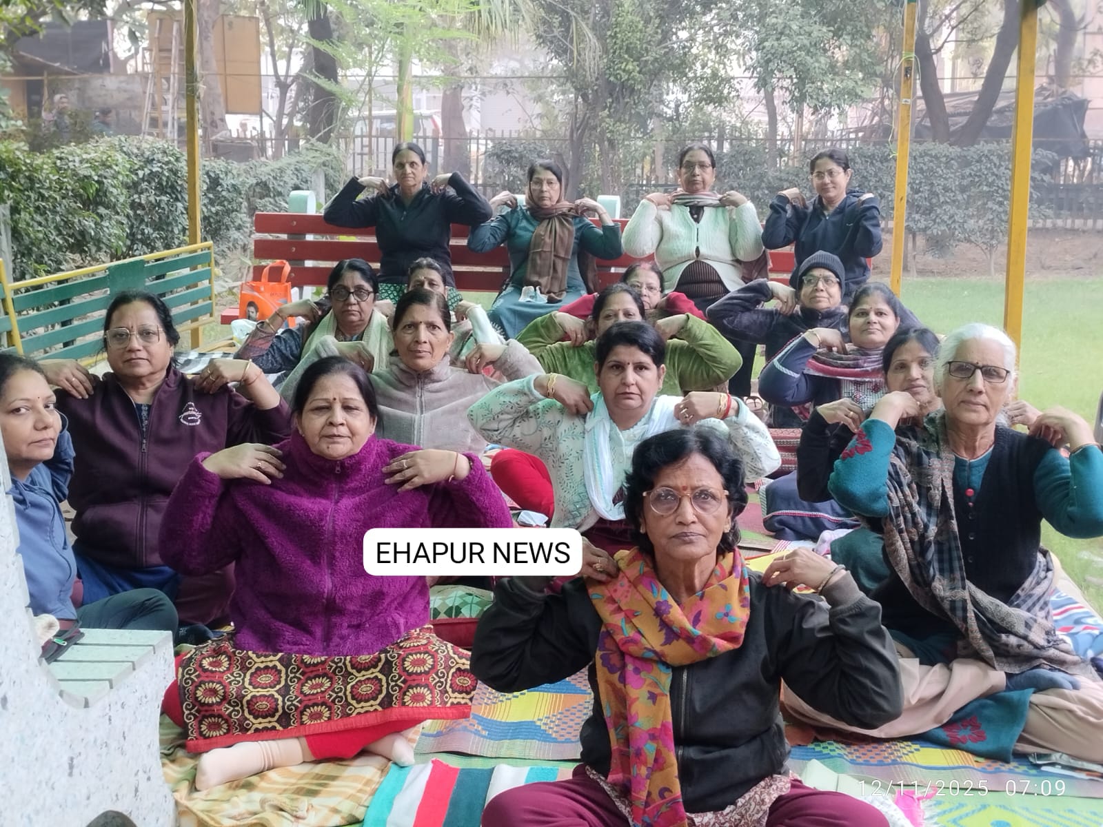 नि:शुल्क योग शिविर में सर्वाइकल स्पॉन्डिलाइटिस के व्यायाम कराए