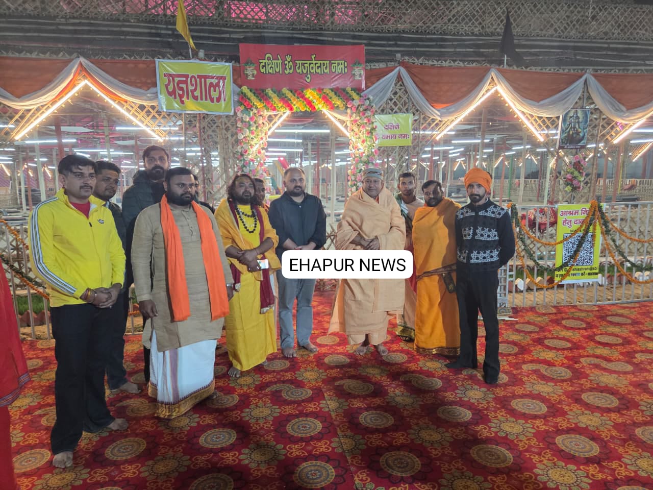 हापुड़ डीएम ने साधु-संतों से भेंट की