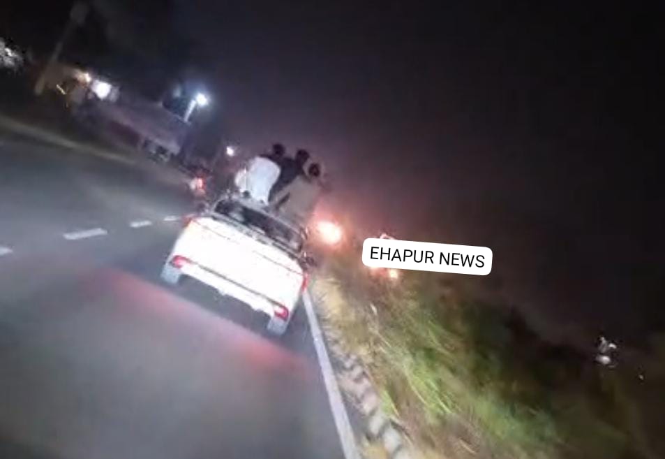 फर्राटा भरती तेज रफ्तार कार पर सवार होकर स्टंट