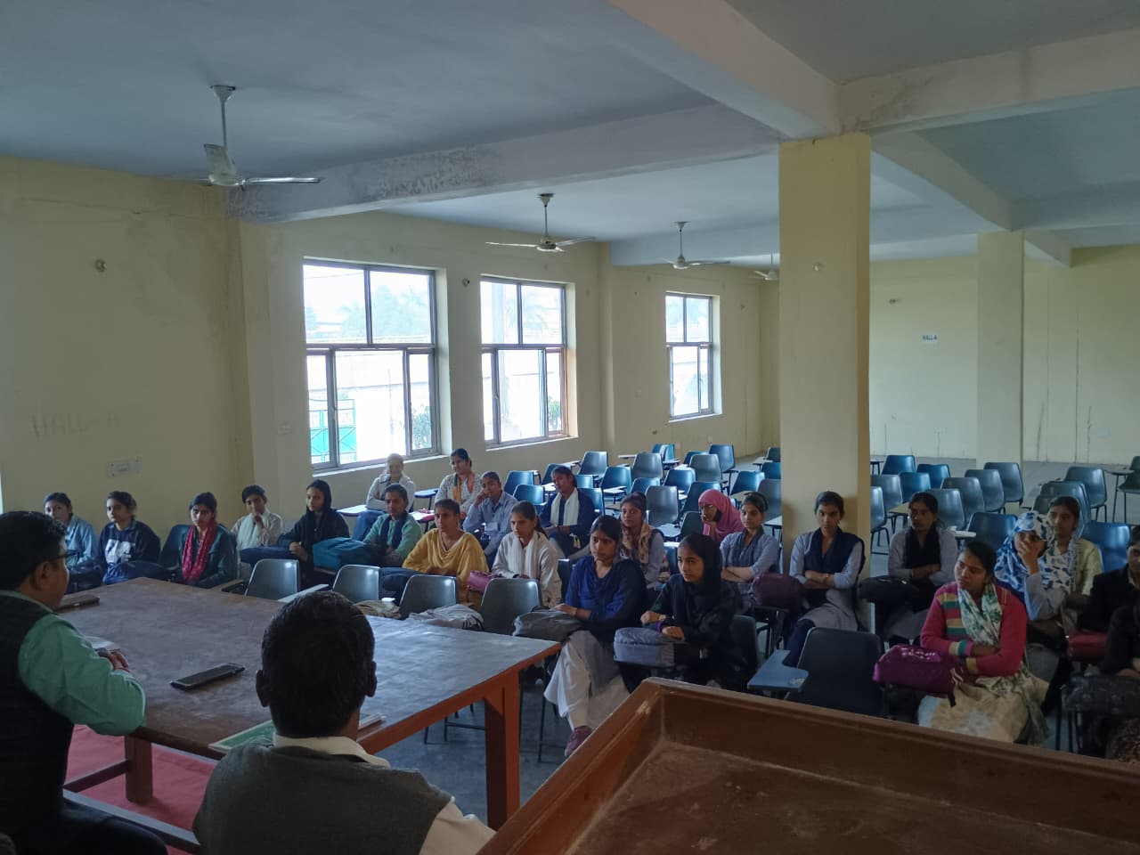 इंस्टीट्यूट ऑफ एजुकेशन एंड मैनेजमेंट में लगे जागरूकता शिविर में क्षय रोग की जानकारी दी