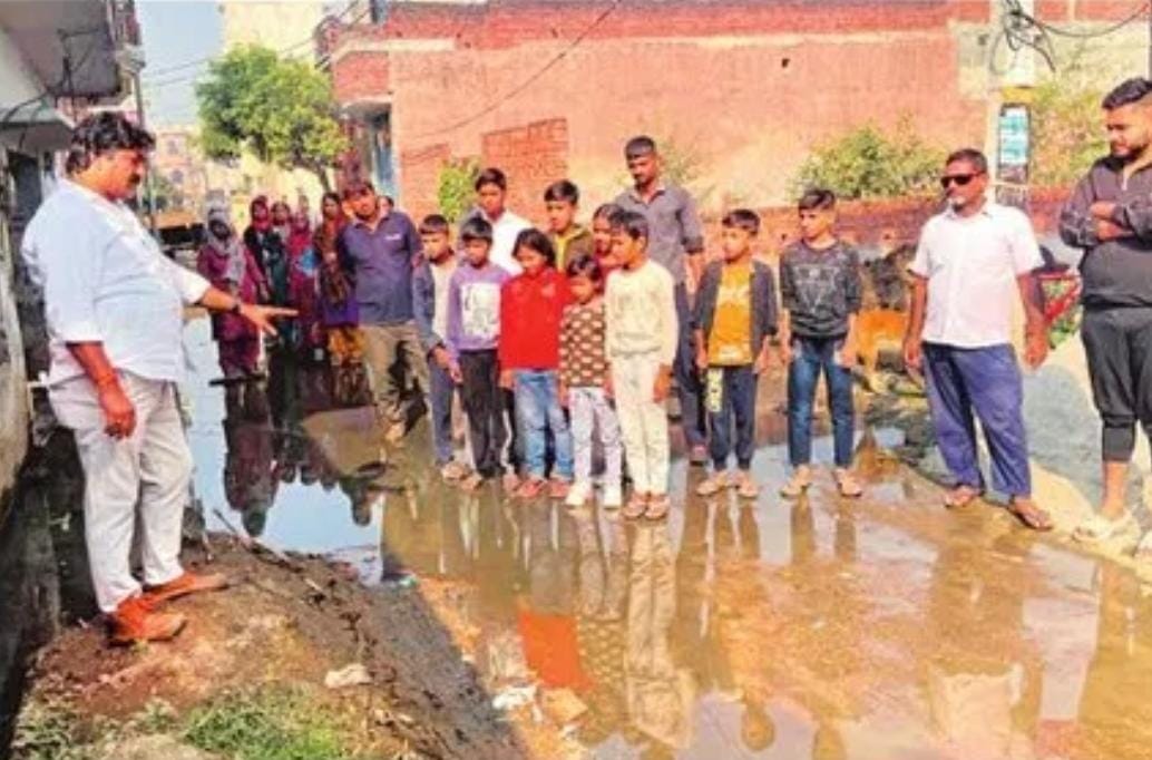 हापुड़: विद्यानगर में जलभराव के कारण फूटा लोगों का गुस्सा, सभासद ने समझाया