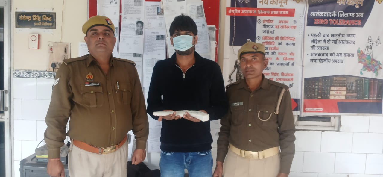 हिस्ट्रीशीटर को तमंचे के साथ पकड़ा