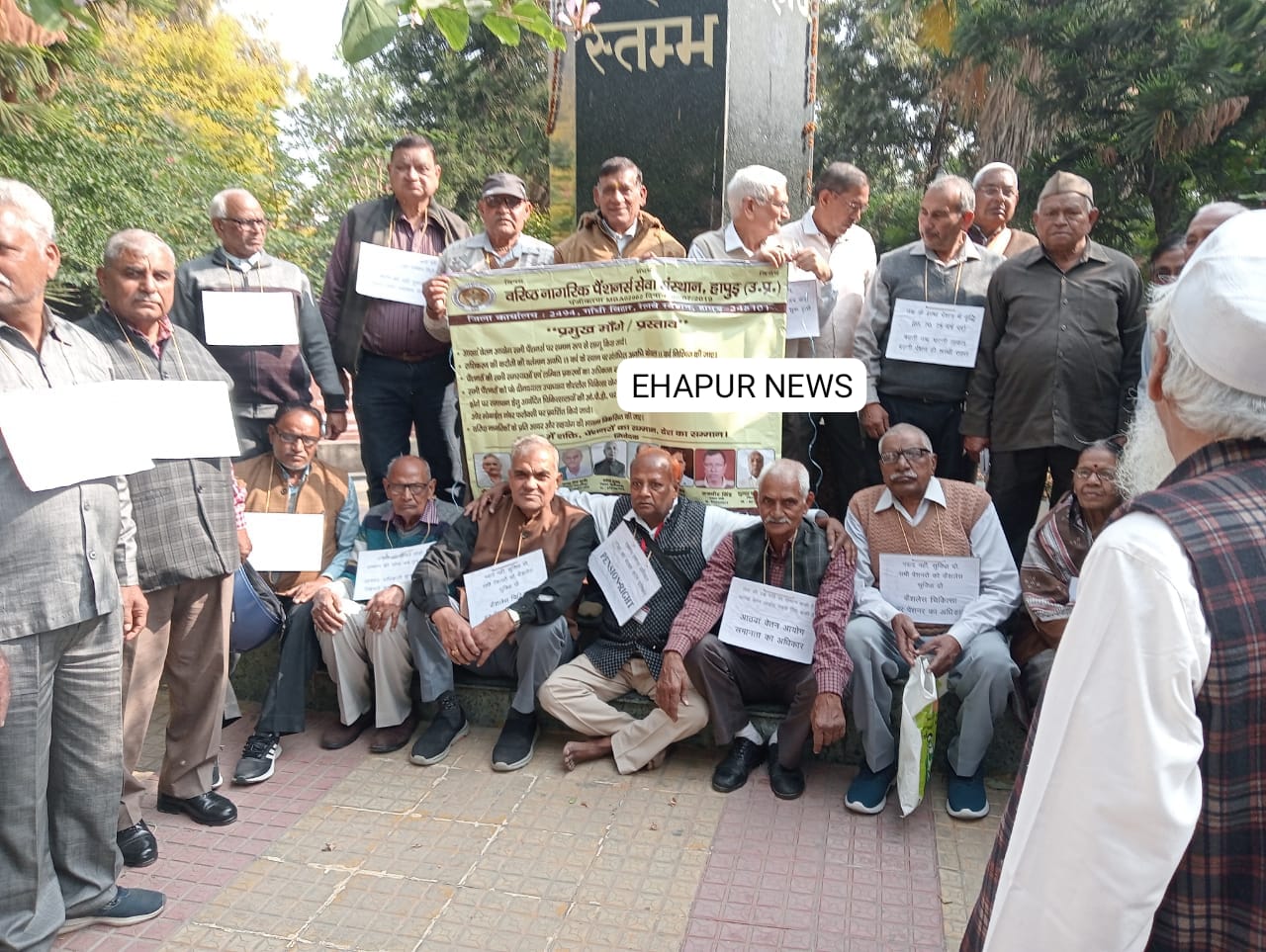 पेंशनर्स ने निकाला मौन जुलूस