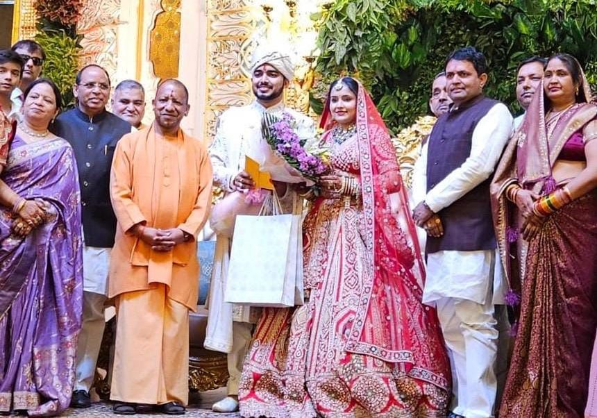 हापुड जनपद के भाजपा नेताओं के पुत्र-पुत्री की शादी में पहुंचे मुख्यमंत्री
