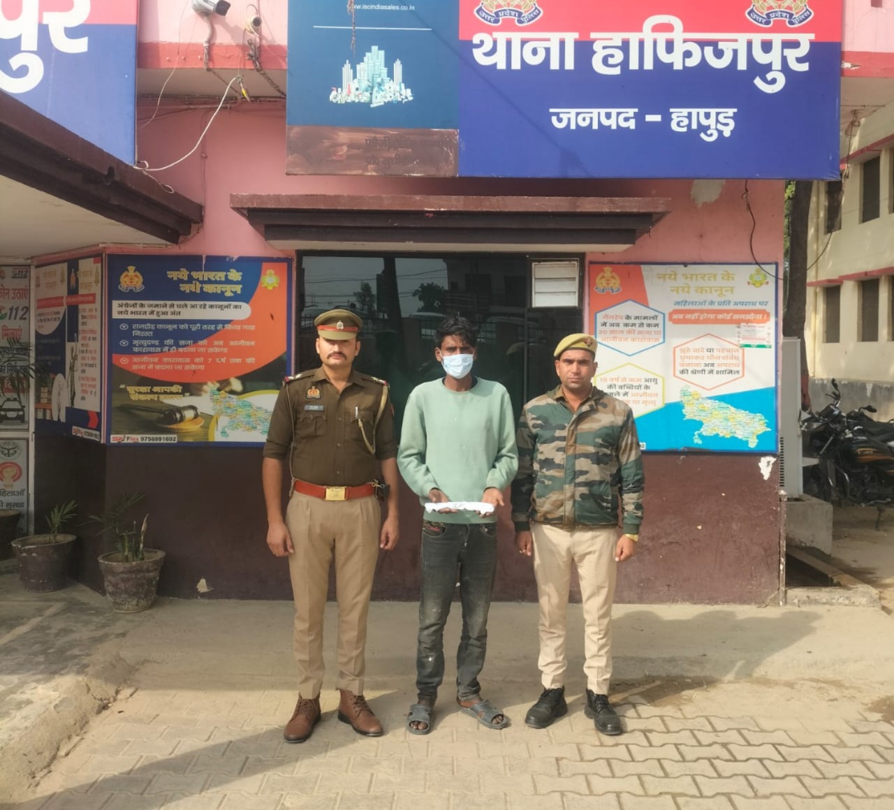 तमंचे के साथ दबोचा